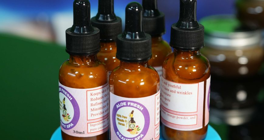   High Quality Vitamin C Serum Rich in Vitamin C helps control signs of aging, such as hyperpigmentation, fine lines, and wrinkles, and helps to get firm and plump skin easily by increasing collagen production. Using orange serum in skin care is a great way to keep it toxin-free. Use serum as a beauty ritual in your daily beauty routine, morning and / or evening, for the best results. Cleanse your face and neck thoroughly. Pat dry with a soft towel. Slightly warm the bottle with warm water Place 3-4 drops of serum directly on your face. Gently massage the serum on your face and neck using your fingertips until it gets absorbed.