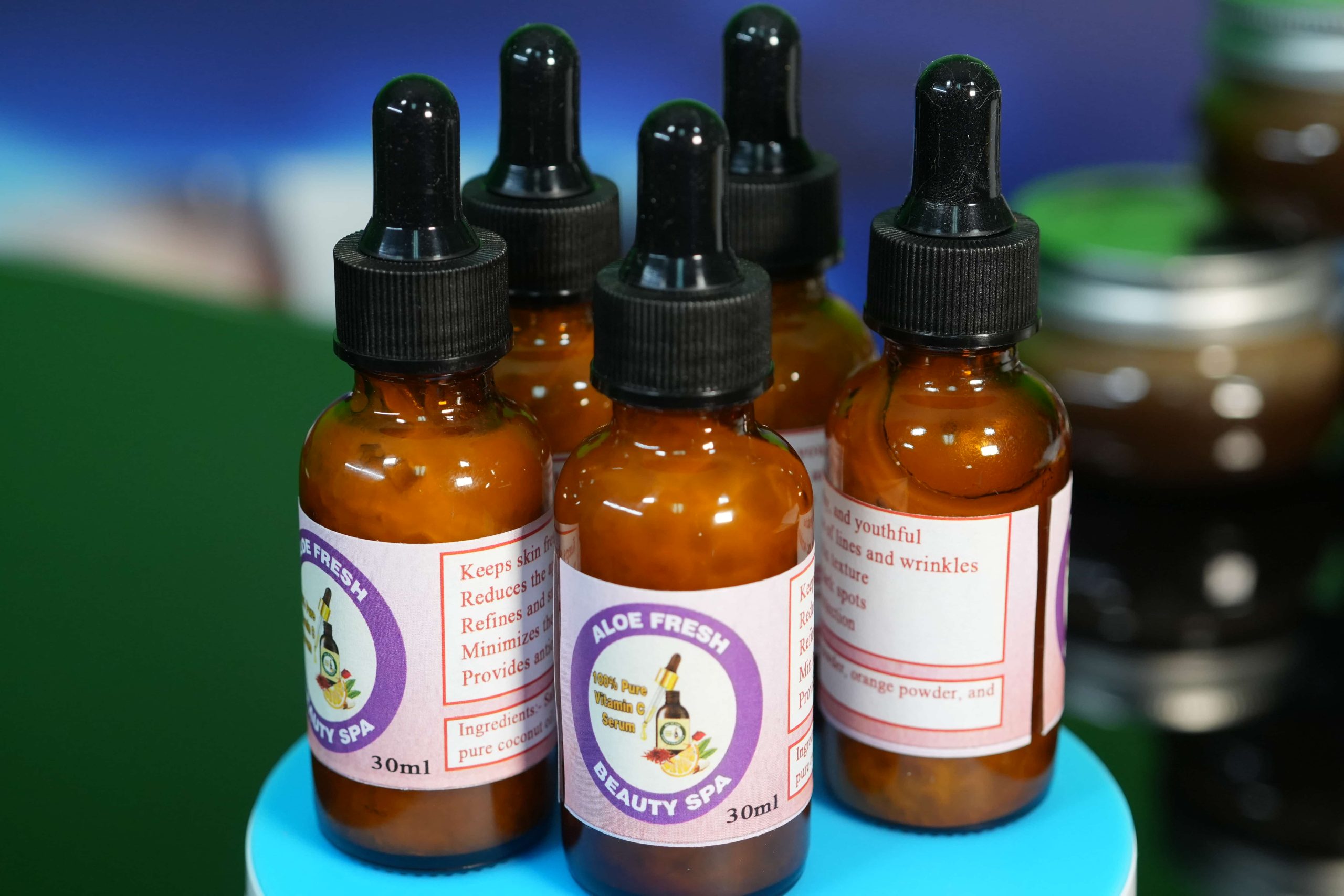   High Quality Vitamin C Serum Rich in Vitamin C helps control signs of aging, such as hyperpigmentation, fine lines, and wrinkles, and helps to get firm and plump skin easily by increasing collagen production. Using orange serum in skin care is a great way to keep it toxin-free. Use serum as a beauty ritual in your daily beauty routine, morning and / or evening, for the best results. Cleanse your face and neck thoroughly. Pat dry with a soft towel. Slightly warm the bottle with warm water Place 3-4 drops of serum directly on your face. Gently massage the serum on your face and neck using your fingertips until it gets absorbed.